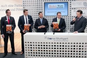 Forex Broker des Jahres 2012 - Die drei Erstplazierten (von links nach rechts) nehmen die Auszeichnungen entgegen: Götz Posner von X-Trade Brokers, Torsten Berse von Alpari und Mike Kuhn von der DAB Bank