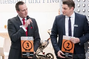 Götz Posner von XTB (X-Trade Brokers) erläutert die Erfolgsformel des Forexbrokers. Torsten Berse von Alpari hört interessiert zu.