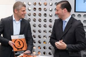 Matthias Bayer von der ING DiBa steckt mit seinem Freude über den 3. Platz bei den Zertifikate Brokern auch Börsenmoderator Mike Michal an.