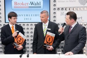 Moderator Holger Scholze fragt nach, wie es um den Zertifikate Markt momentan bestellt ist. Krititsch äußern sich die Zertifikate Broker über ein Überangebot an Zertifikaten, sind aber ansonsten mit der Entwicklung des Marktsegmentes recht zufrieden.