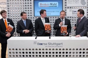 Daytrade Broker des Jahres 2012 - alle schauen auf den Sieger Matthias Hach von ViTrade. Nach einer spannenden Wahl konnte sich Vitrade knapp vor Cortal Consors behaupten, die diese Kategorie bisher am häufigsten für sich entscheiden konnten. Platz 3 ging an Flatex, die insgesamt in vier Kategorien eine Top 3 Plazierung erzielen konnten. das schaffte sonst keiner!