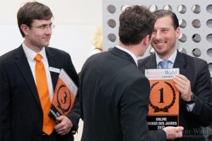Sichtlich entspannt genießen die Sieger der Kategorie Online Broker des Jahres 2012 den Erfolg!