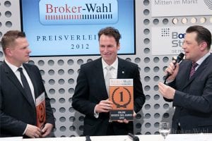 Börsenmoderator Holger Scholze erkundigt sich bei den beiden Erstplazierten der Hauptkategorie Online Broker des Jahres 2012, Daniel Schneider von der comdirect Bank und Kai Friedrich von Cortal Consors, über die Strategie für das nächste Jahr.