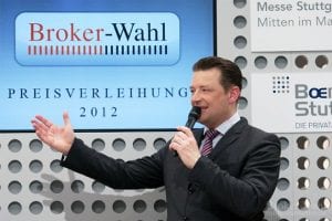 Börsenmoderator Holger Scholze begrüßt sichtlich gut gelaunt das Fachpublikum und die ersten Sieger der Brokerwahl 2012