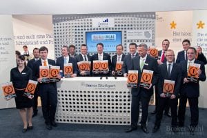 Die Sieger aus den 7 Kategorien der Brokerwahl 2012 präsentieren dem Publikum auf der Showbühne der Börse Stuttgart zusammen Ihre Auszeichnungen.