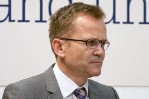 Dr. Jürgen Eikenbusch, Pressechef der DAB Bank, hat eigentlich allen Grund zur Freude: Die DAB Bank konnte sich gleich in drei Kategorien durchsetzen!