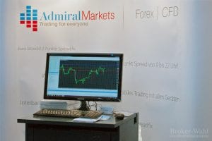 Der Stand des Forex und CFD-Brokers Admiral Markets mit einem Terminal zur Präsentation der Handelssoftware
