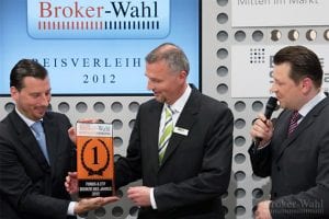 Für den Fonds & ETF Broker des Jahres 2012, die DAB Bank, nimmt Arne Kolb den Preis aus den Händen von Maik Michal entgegen