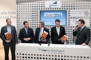 Die Sieger der Kategorie Futures Broker des Jahres 2012 - Börsenmoderator Holger Scholze im Fachgespräch mit Klaus Schulz vom Drittplazierten LYNX Broker